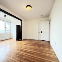 1048 Laguna Ave in Los Angeles, CA - Building Photo - Building Photo