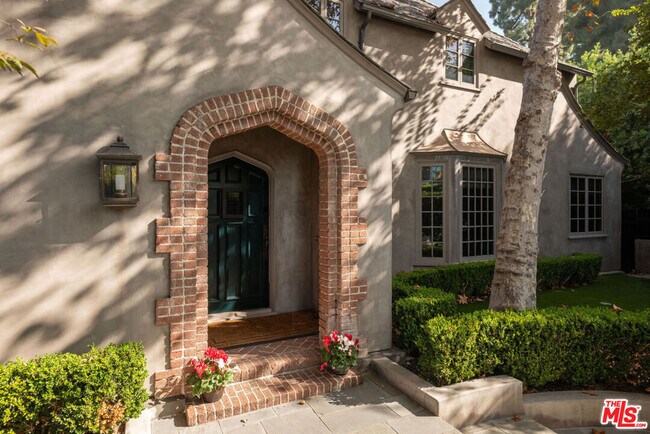 1614 N Fairfax Ave in Los Angeles, CA - Building Photo - Building Photo