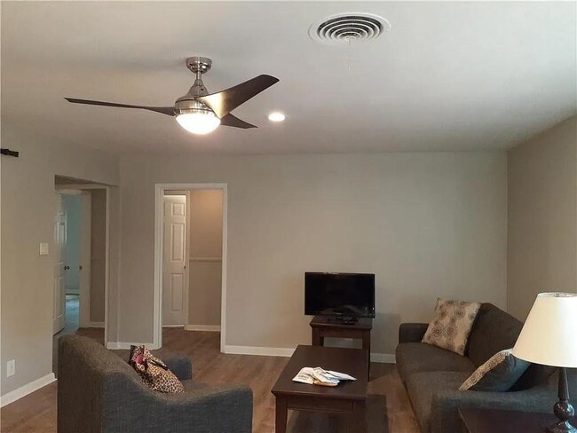 1715 Deerfield Dr in Austin, TX - Building Photo - Building Photo