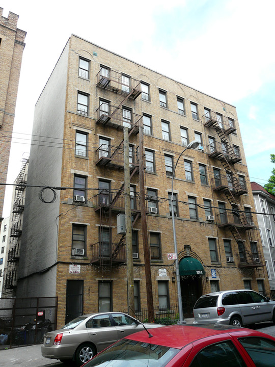 326 E 201st St in Bronx, NY - Building Photo