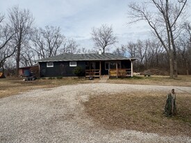 694 E 400 Hwy in Pittsburg, KS - Building Photo