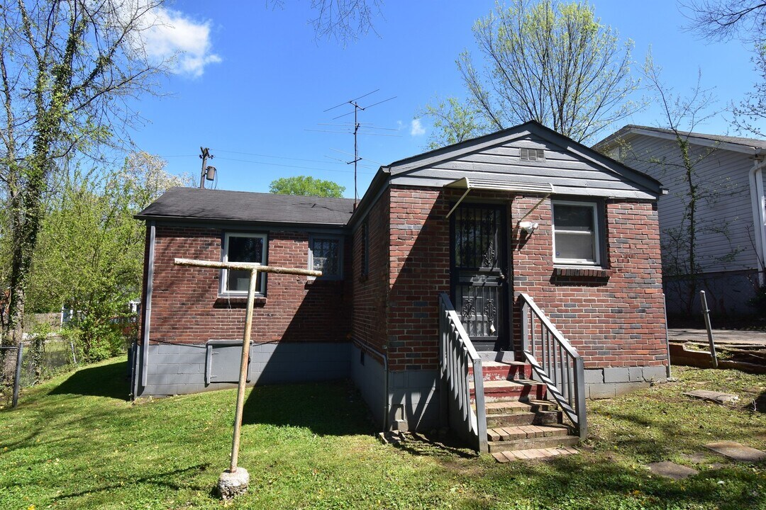 874 W Sharpe Ave in Nashville, TN - Building Photo
