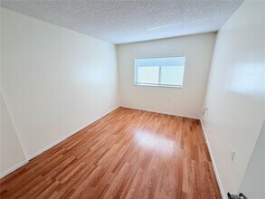 1203 N Benoist Farms Rd, Unit 206 in Royal Palm Beach, FL - Foto de edificio - Building Photo