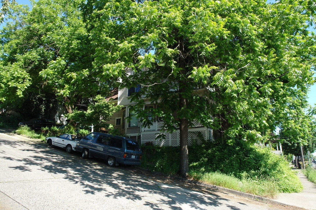 3735 SW Hood Ave in Portland, OR - Foto de edificio