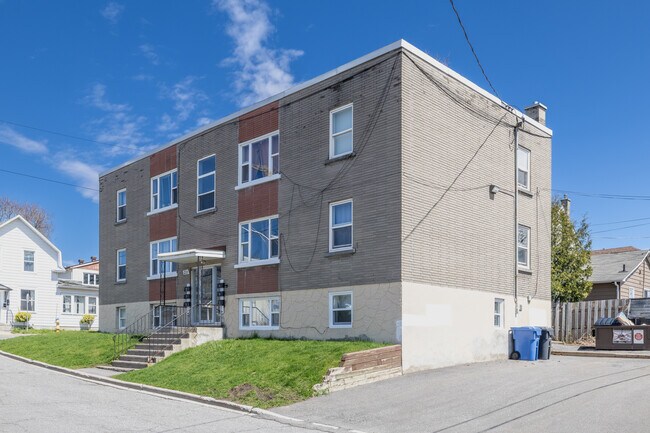 211 Bradley Av in Ottawa, ON - Building Photo - Building Photo