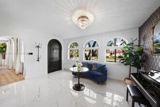 5237 La Gorce Dr in Miami Beach, FL - Building Photo - Building Photo