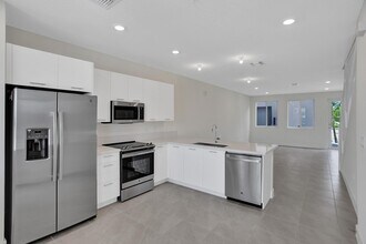 10300 NW 66th St in Doral, FL - Building Photo - Building Photo