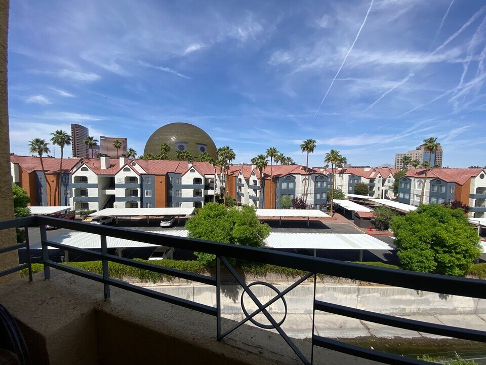 210 E Flamingo Rd in Las Vegas, NV - Building Photo