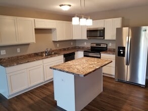 The Overlook Apartments in Alexandria, MN - Building Photo - Interior Photo