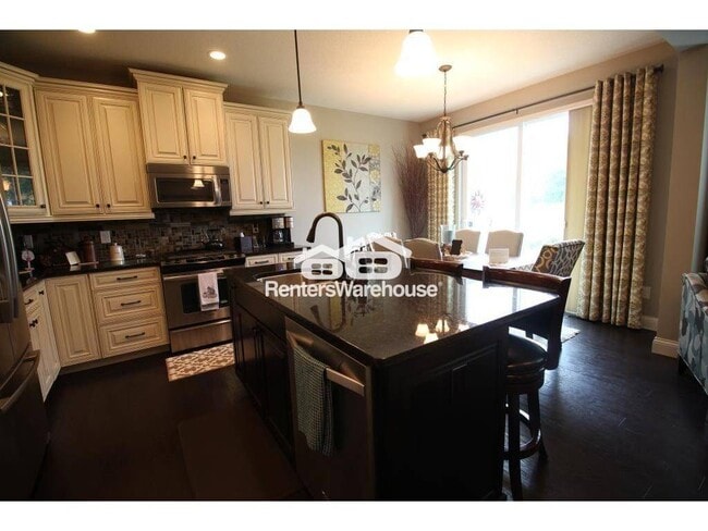 8411 Larch Ln N in Osseo, MN - Foto de edificio - Building Photo