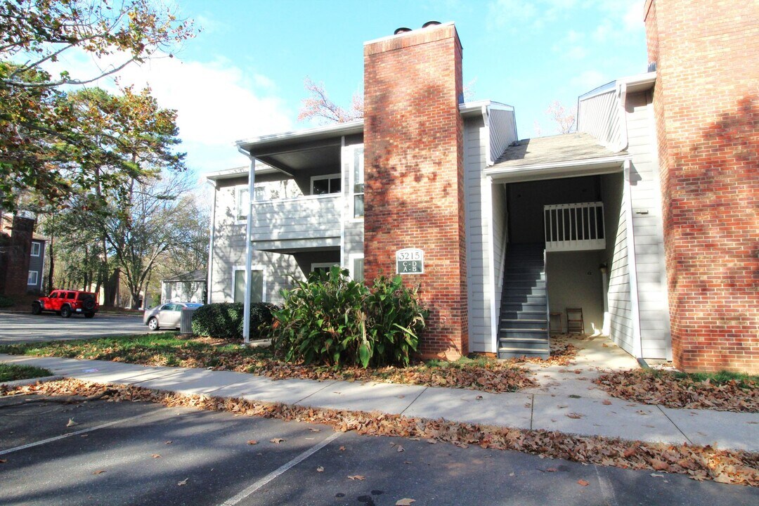 3215 Heathstead Place in Charlotte, NC - Building Photo