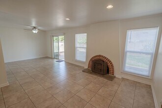 19525 Delight St in Santa Clarita, CA - Building Photo - Building Photo