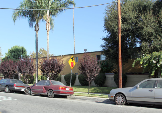 665 W Altadena Dr in Altadena, CA - Building Photo - Building Photo