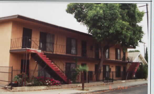 2110 E GAGE AV in Huntington Park, CA - Foto de edificio