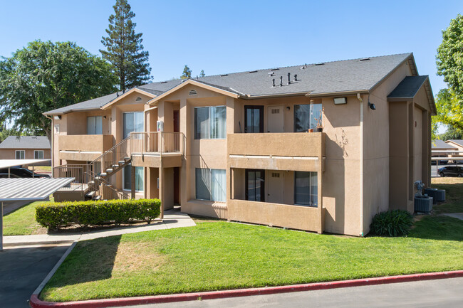 Caldwell Village Apartments in Visalia, CA - Foto de edificio - Building Photo