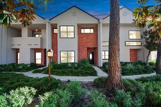 2468 Bering Dr in Houston, TX - Foto de edificio - Building Photo