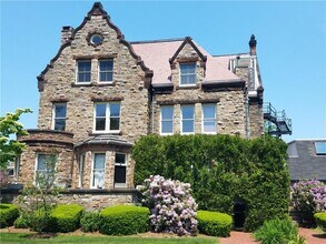364 Bellevue Ave in Newport, RI - Building Photo - Building Photo