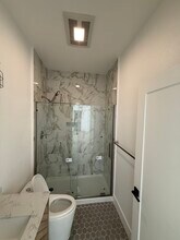 11483 Delano St in Los Angeles, CA - Foto de edificio - Building Photo