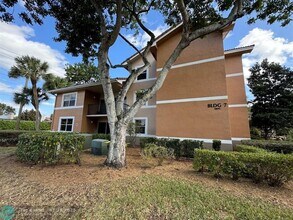 8891 Wiles Rd in Coral Springs, FL - Foto de edificio - Building Photo