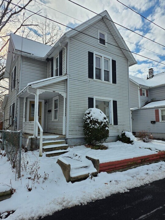 213 W 11th St in Ashland, OH - Building Photo