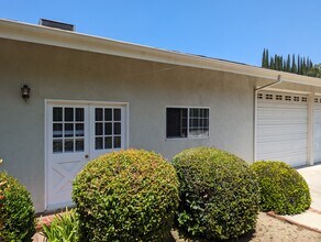 5440 Topeka Dr in Tarzana, CA - Building Photo - Building Photo