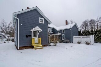 54 Canal St in South Hadley, MA - Foto de edificio - Building Photo