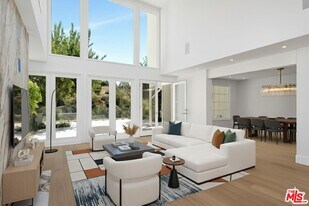 2205 Canyonback Rd in Los Angeles, CA - Building Photo