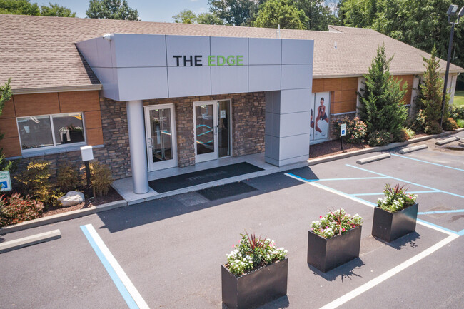 Edge at Greentree in Claymont, DE - Foto de edificio - Building Photo