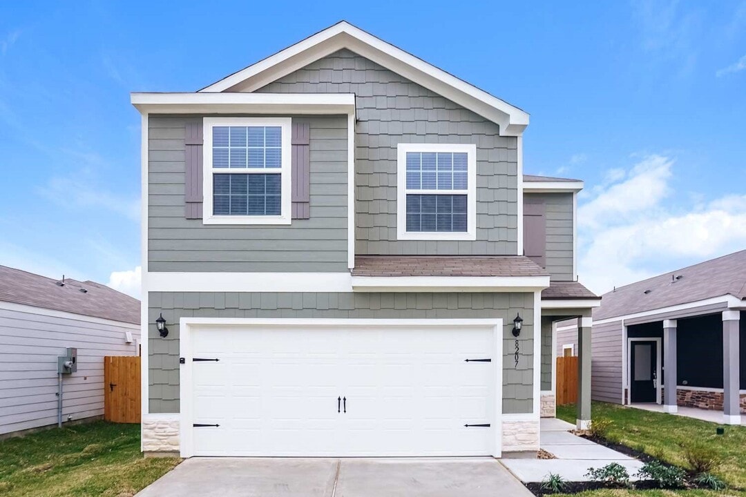 8207 Blooming Meadow Ln in Houston, TX - Building Photo