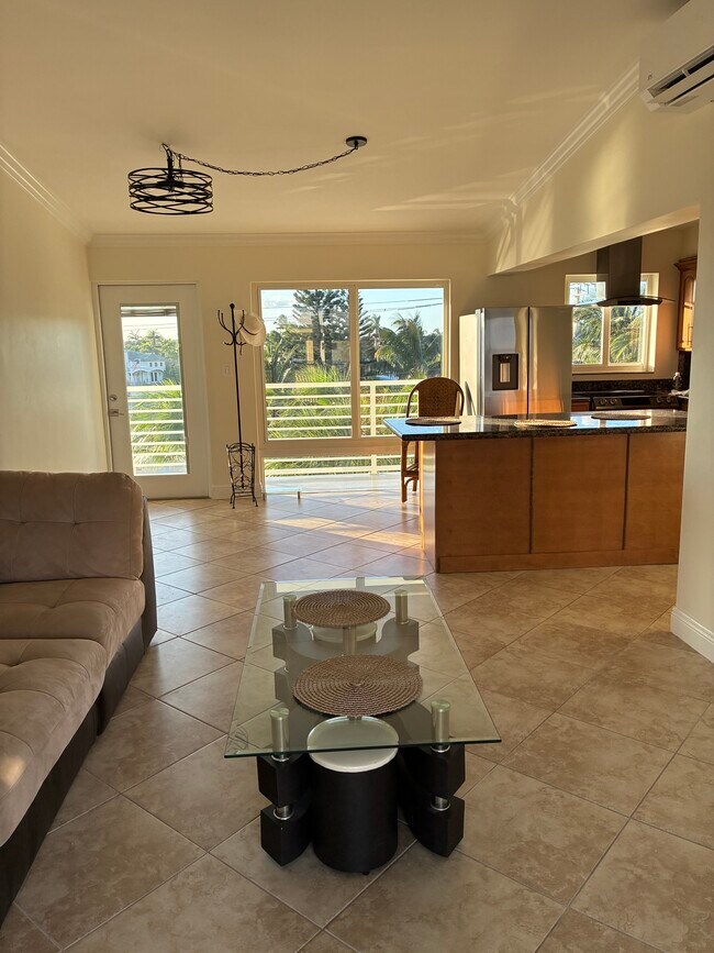 1041 Hillsboro Mile, Unit 19 in Hillsboro Beach, FL - Building Photo - Building Photo