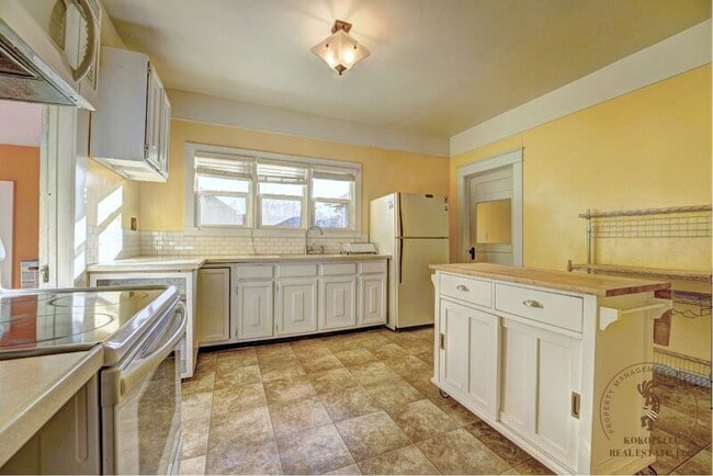 property at 124 S Elm St