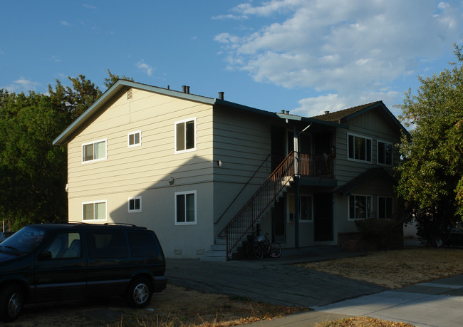 1116 Shirley Drive in Milpitas, CA - Foto de edificio - Building Photo