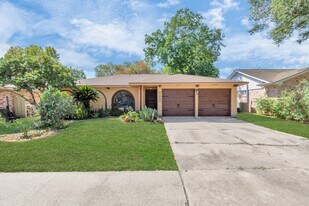 13627 Greenridge Dr in Sugar Land, TX - Building Photo