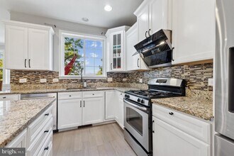 24819 Mason Dale Terrace in Chantilly, VA - Building Photo - Building Photo