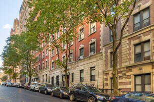 310 W 97th St in New York, NY - Building Photo