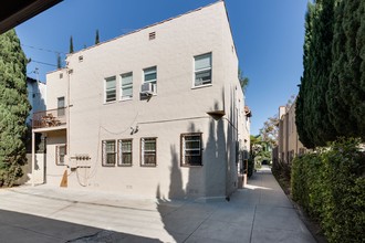 163 N Arnaz Dr in Beverly Hills, CA - Building Photo - Building Photo