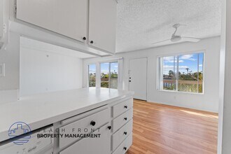 9842 Hamilton Ave. in Huntington Beach, CA - Foto de edificio - Building Photo