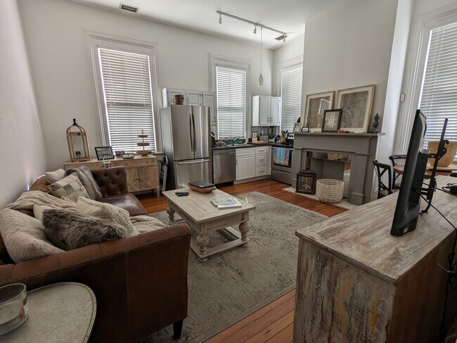 215 W Gwinnett St, Unit Apt. 4 in Savannah, GA - Foto de edificio - Building Photo