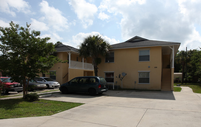 207-209 7th St S in Jacksonville Beach, FL - Building Photo - Building Photo