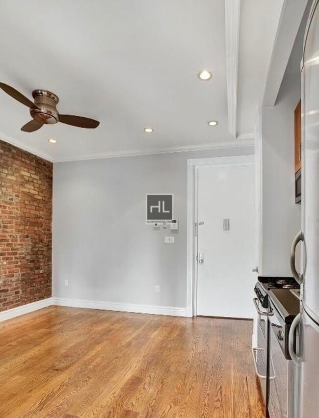 E 1ST ST. in New York, NY - Foto de edificio - Building Photo