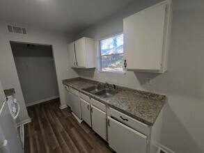 6176 Creekford Dr in Lithonia, GA - Foto de edificio - Building Photo