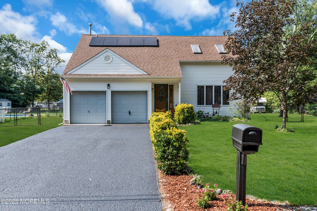 347 Cahill Rd in Toms River, NJ - Building Photo