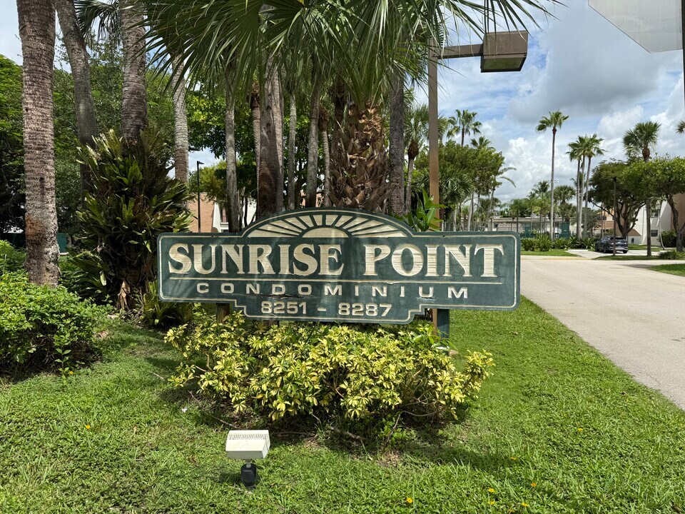 8261 SW 128th St, Unit Sunrise Point in Pinecrest, FL - Foto de edificio