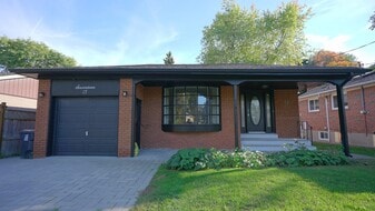 17 Ravenview Dr in Toronto, ON - Building Photo