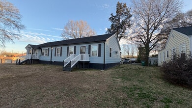 203 W Washington Ave, Unit B in Bessemer City, NC - Building Photo - Building Photo