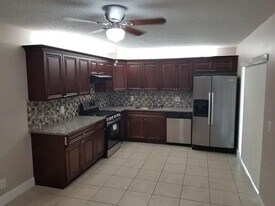 2184 White Pine Cir in Greenacres, FL - Building Photo