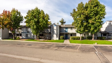 Creekside Village Apartments in Santa Rosa, CA - Building Photo - Building Photo