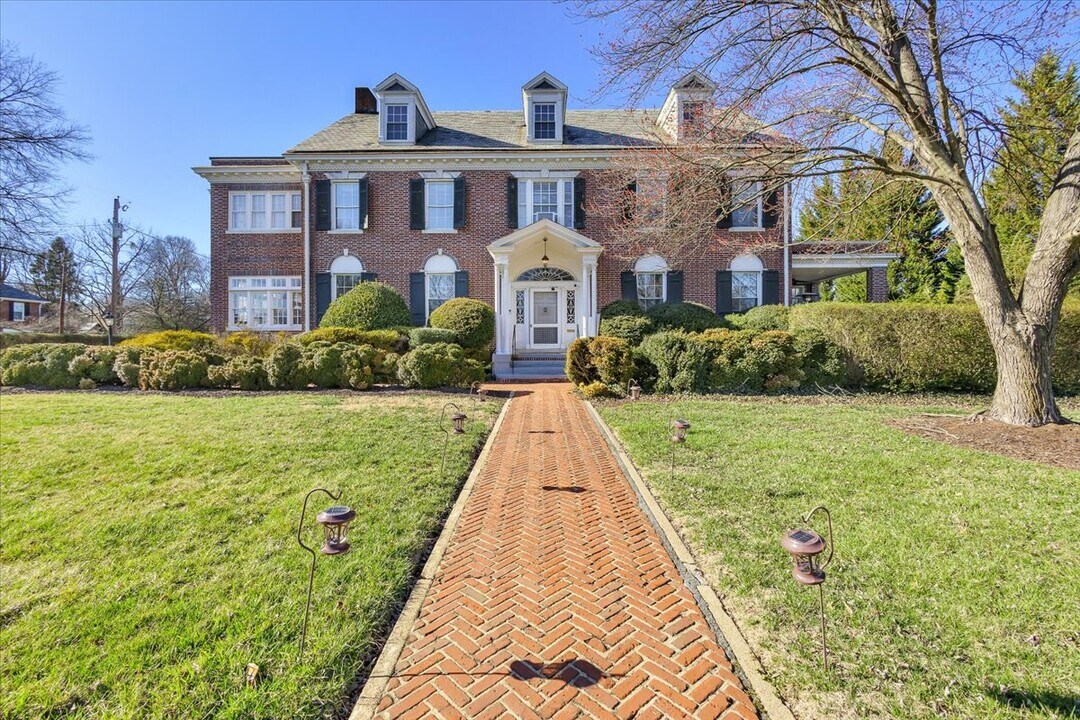 1857 Grandin Rd SW, Unit 1 in Roanoke, VA - Foto de edificio