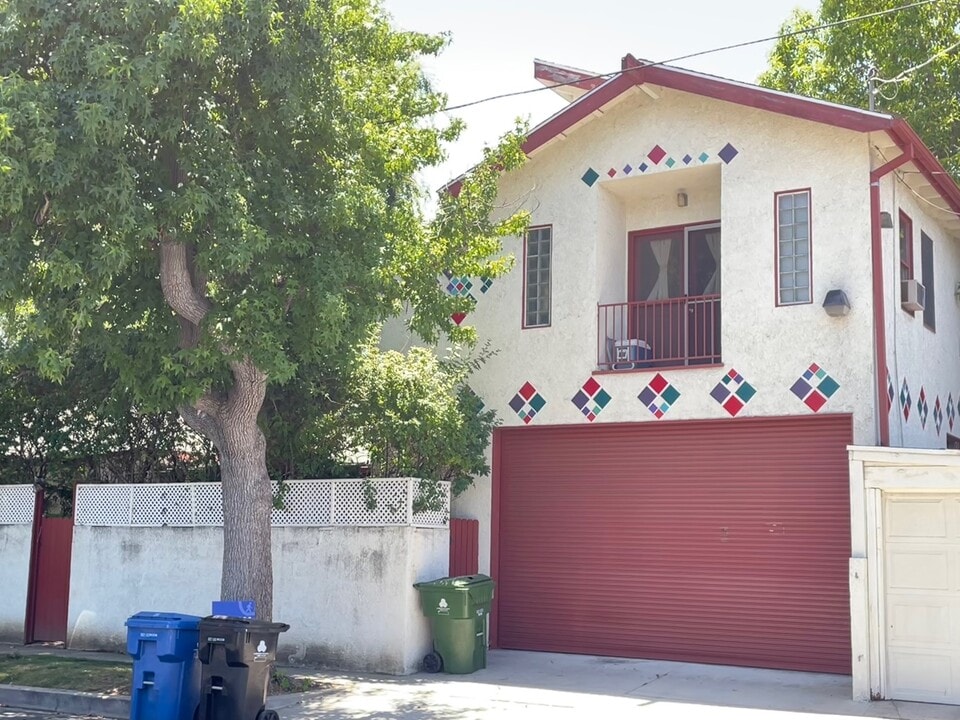 5257 Sylmar Ave in Sherman Oaks, CA - Building Photo