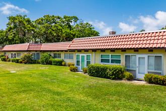 Pinehurst Village in Dunedin, FL - Building Photo - Building Photo